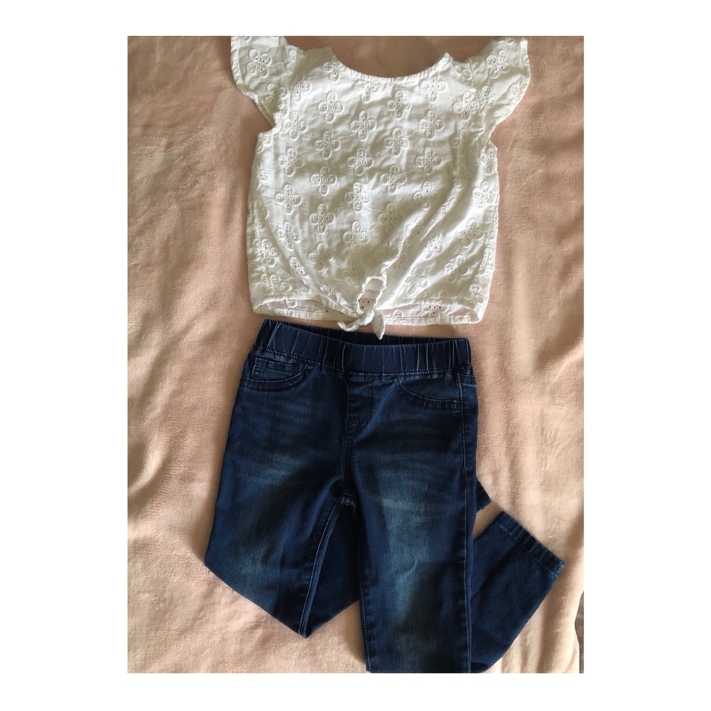 Cute white top with blue jeggings